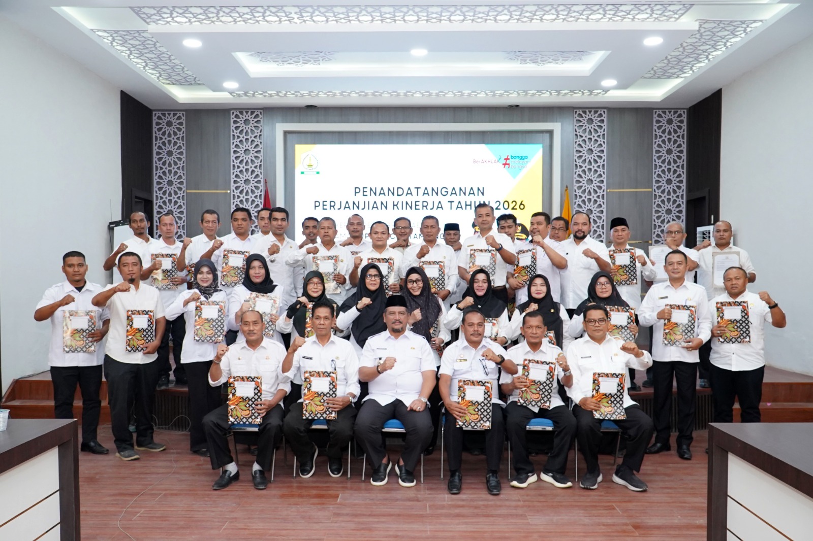 Bupati Aceh Tamiang, Irjen Pol. (Purn) Drs. Armia Pahmi MH memimpin penandatanganan Perjanjian Kinerja (PK) dengan para Kepala Perangkat Daerah