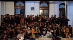 150 orang seniman dan budayawan berkumpul di Sekretariat Dewan Kesenian Surabaya (DKS).