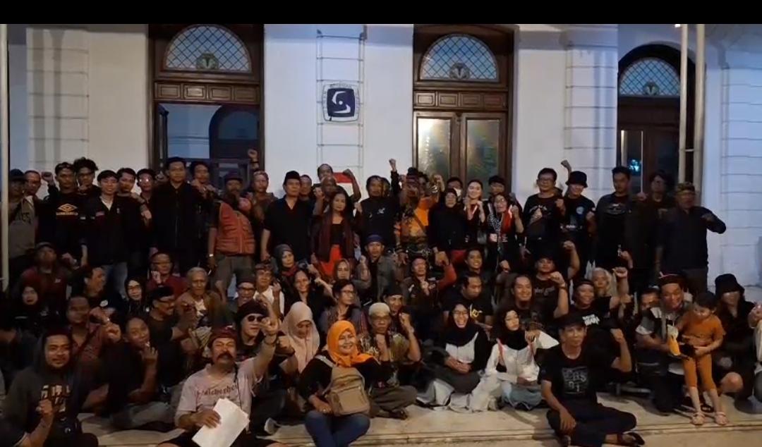 150 orang seniman dan budayawan berkumpul di Sekretariat Dewan Kesenian Surabaya (DKS).