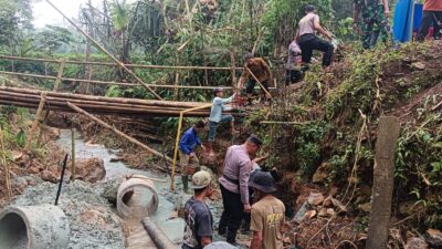 Polres Trenggalek bersama masyarakat membangunan Jembatan Merah Putih Presisi di Dusun Jombok, Kecamatan Pule, Kabupaten Trenggalek.