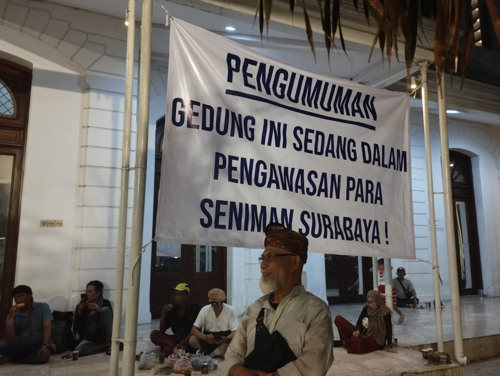 Gelombang perlawanan terhadap kebijakan Pengosongan Kantor DKS telah dimulai. Puluhan Seniman Kota Surabaya berkumpul di Balai Pemuda