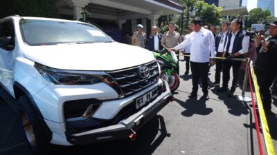 Direktorat Reserse Siber Polda Jawa Timur berhasil membongkar sindikat penipuan online dengan modus skema segitiga jual beli mobil lintas daerah.