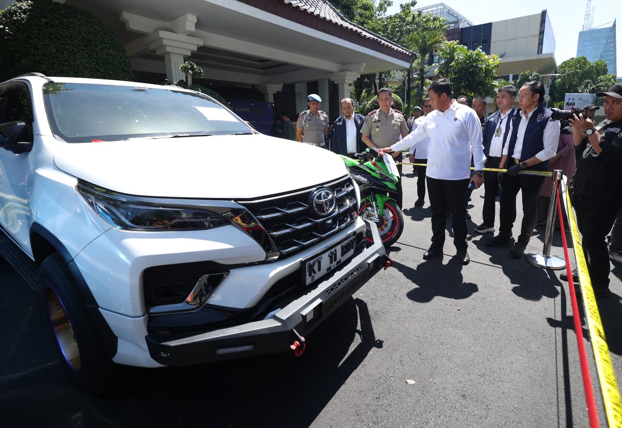Direktorat Reserse Siber Polda Jawa Timur berhasil membongkar sindikat penipuan online dengan modus skema segitiga jual beli mobil lintas daerah.