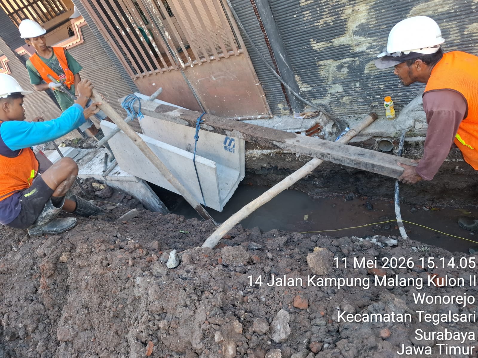Proyek pembangunan saluran drainase menggunakan beton U-Ditch di Jalan Kampung Malang Kulon II, Kelurahan Wonorejo, Kecamatan Tegalsari