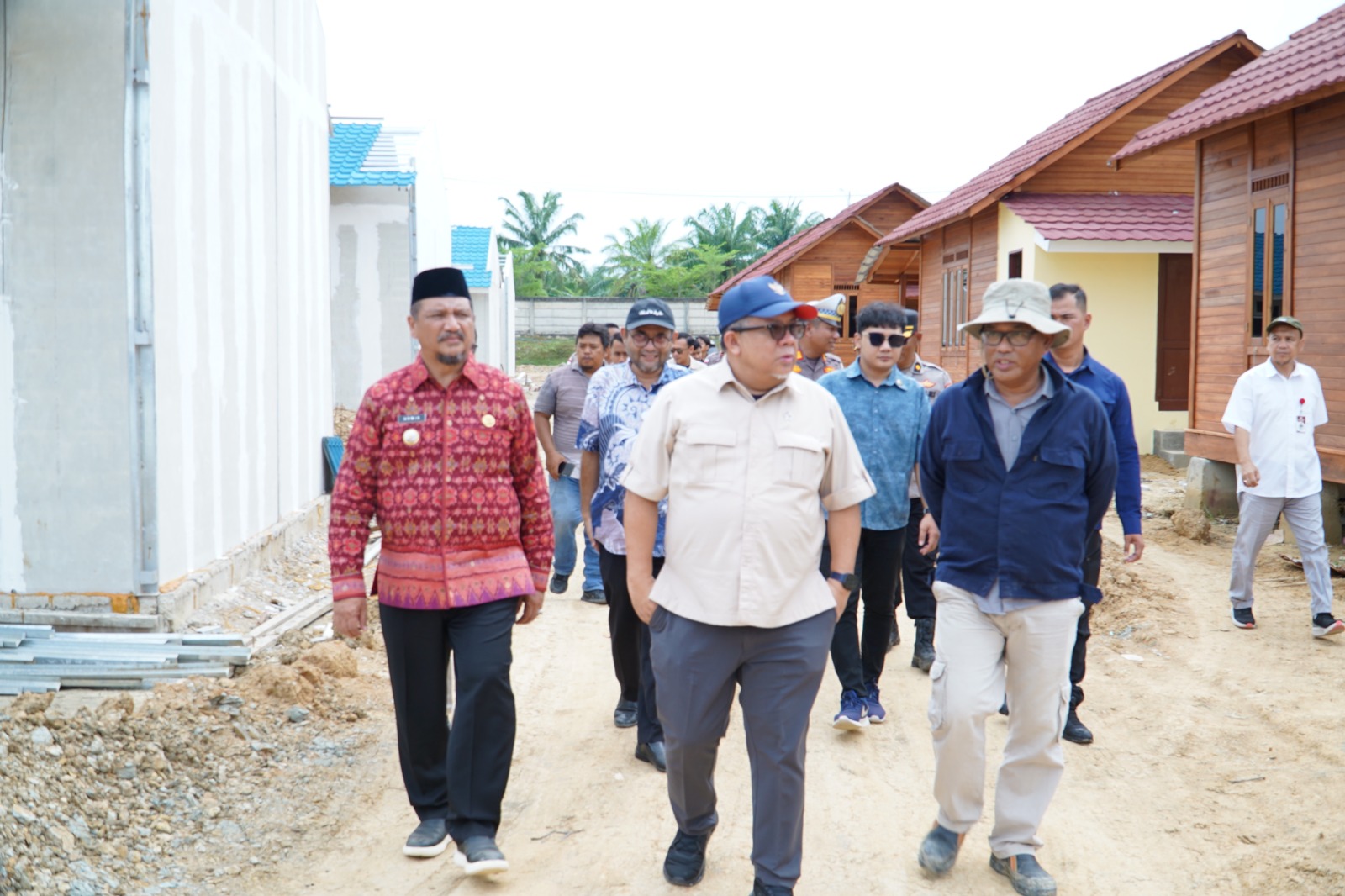 Bupati Kabupaten Aceh Tamiang, Irjen Pol. (Purn) Drs. Armia Pahmi MH mendampingi Wakil Menteri Perumahan dan Kawasan Permukiman Fahri Hamzah