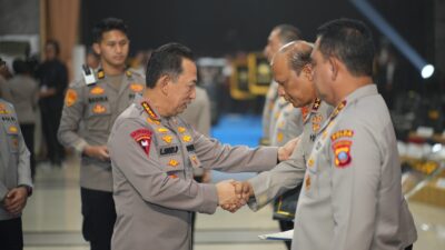 Kapolri, Jenderal Polisi Listyo Sigit Prabowo kepada Kapolda Jatim, Irjen Pol Nanang Avianto saat Rakernis Slog Polri