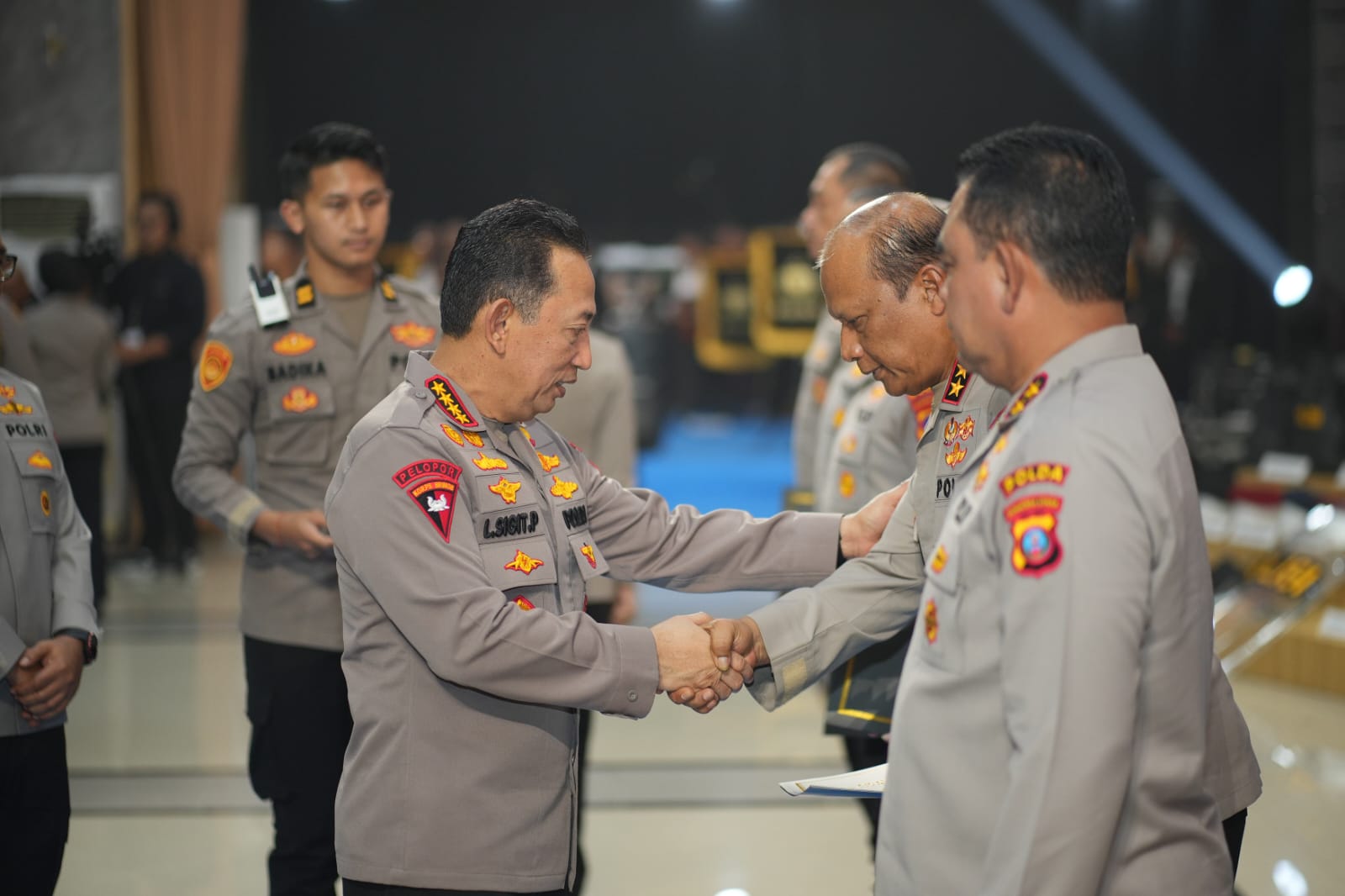 Kapolri, Jenderal Polisi Listyo Sigit Prabowo kepada Kapolda Jatim, Irjen Pol Nanang Avianto saat Rakernis Slog Polri