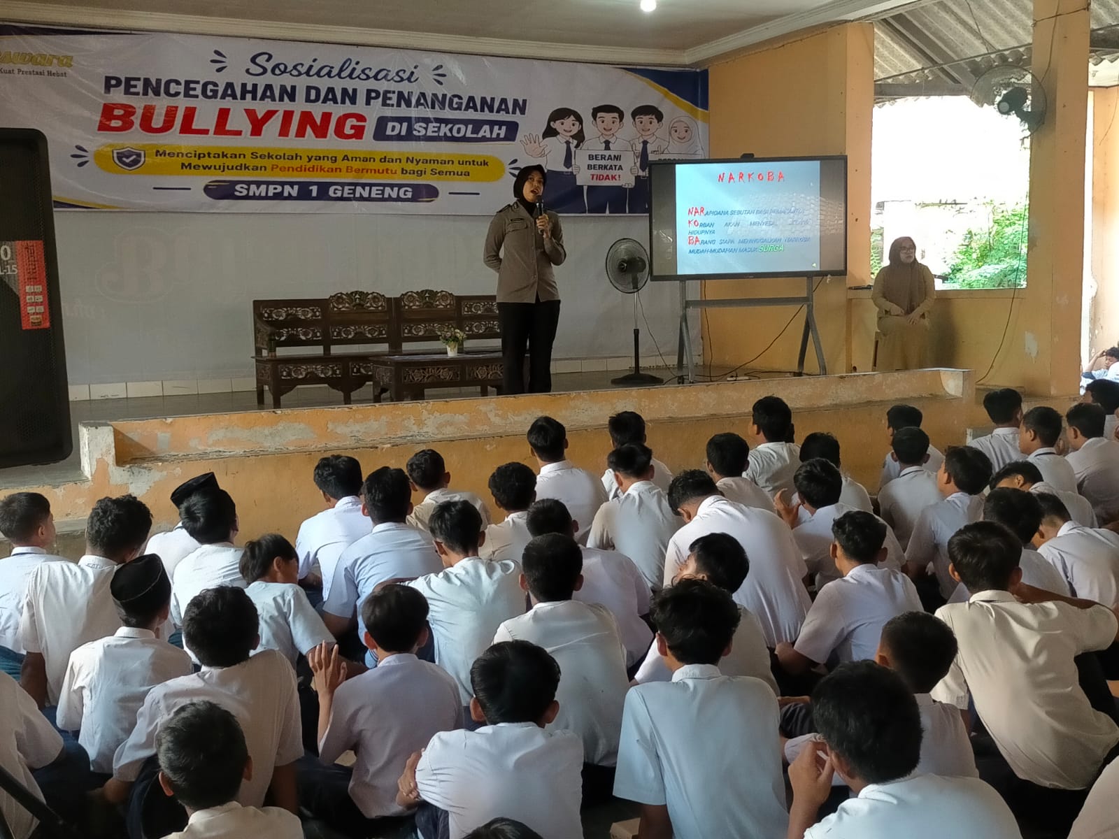 Polres Ngawi melalui Polsek Geneng, kegiatan sosialisasi bullying dan pembinaan penyuluhan (binluh) bahaya narkoba kali ini digelar di SMPN 1 Geneng, Kabupaten Ngawi