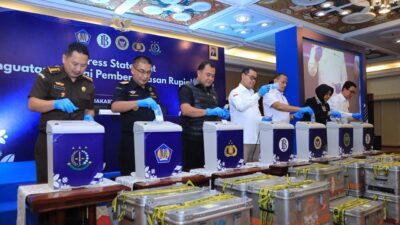 Bareskrim Polri bersama Bank Indonesia dan unsur Badan Koordinasi Pemberantasan Rupiah Palsu (Botasupal) melaksanakan konferensi pers dan seremonial pemusnahan uang rupiah palsu di Kantor Pusat Bank Indonesia