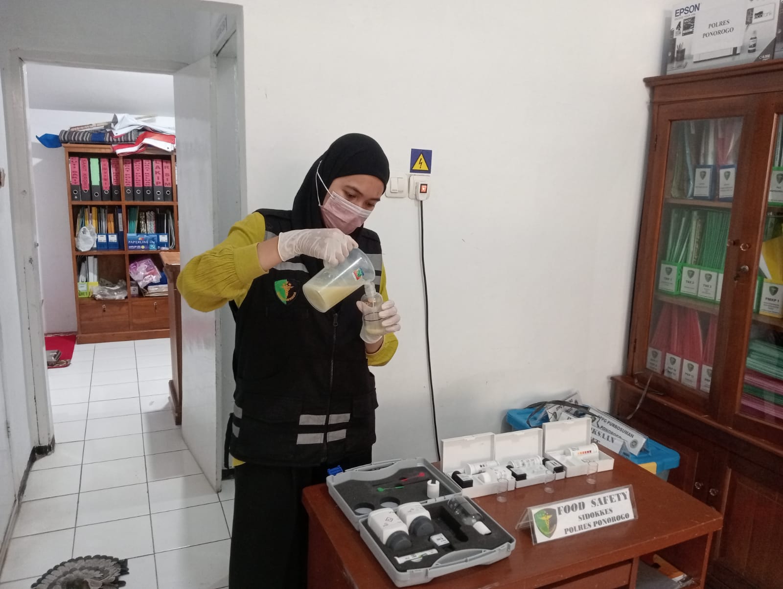 Sidokkes pemeriksaan dilakukan secara teliti dengan uji kimiawi terhadap makanan dan minuman yang akan disajikan.