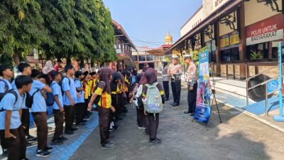 Polres Blitar Polda Jatim terus melakukan pendekatan di kalangan pelajar melalui program Polsanak (Polisi Sahabat Anak).