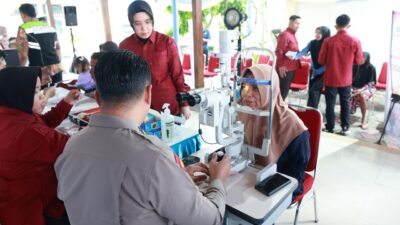 Polda Jawa Timur menggelar Bakti Sosial (Baksos) dan Bakti Kesehatan (Bakkes) di Balai Desa Nglundo