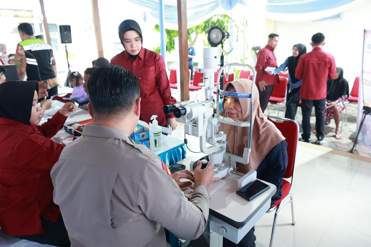 Polda Jawa Timur menggelar Bakti Sosial (Baksos) dan Bakti Kesehatan (Bakkes) di Balai Desa Nglundo