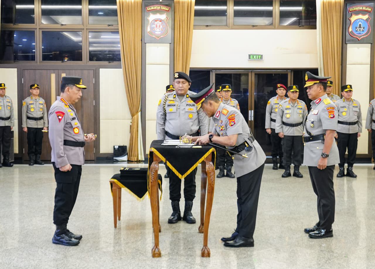 Kapolri Jenderal Polisi Listyo Sigit Prabowo memimpin langsung pelantikan dan serah terima jabatan (sertijab) sejumlah pejabat utama Mabes Polri serta beberapa Kapolda di Rupattama Mabes Polri