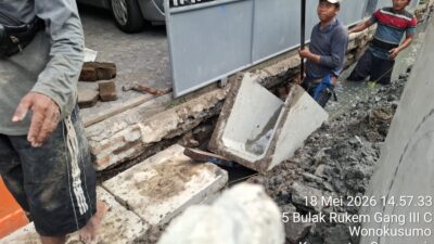 Keterangan Gambar : Pemasangan beton U-ditch dilakukan tanpa proses pengeringan air (dewatering) dan Pekerja Tanpa APD