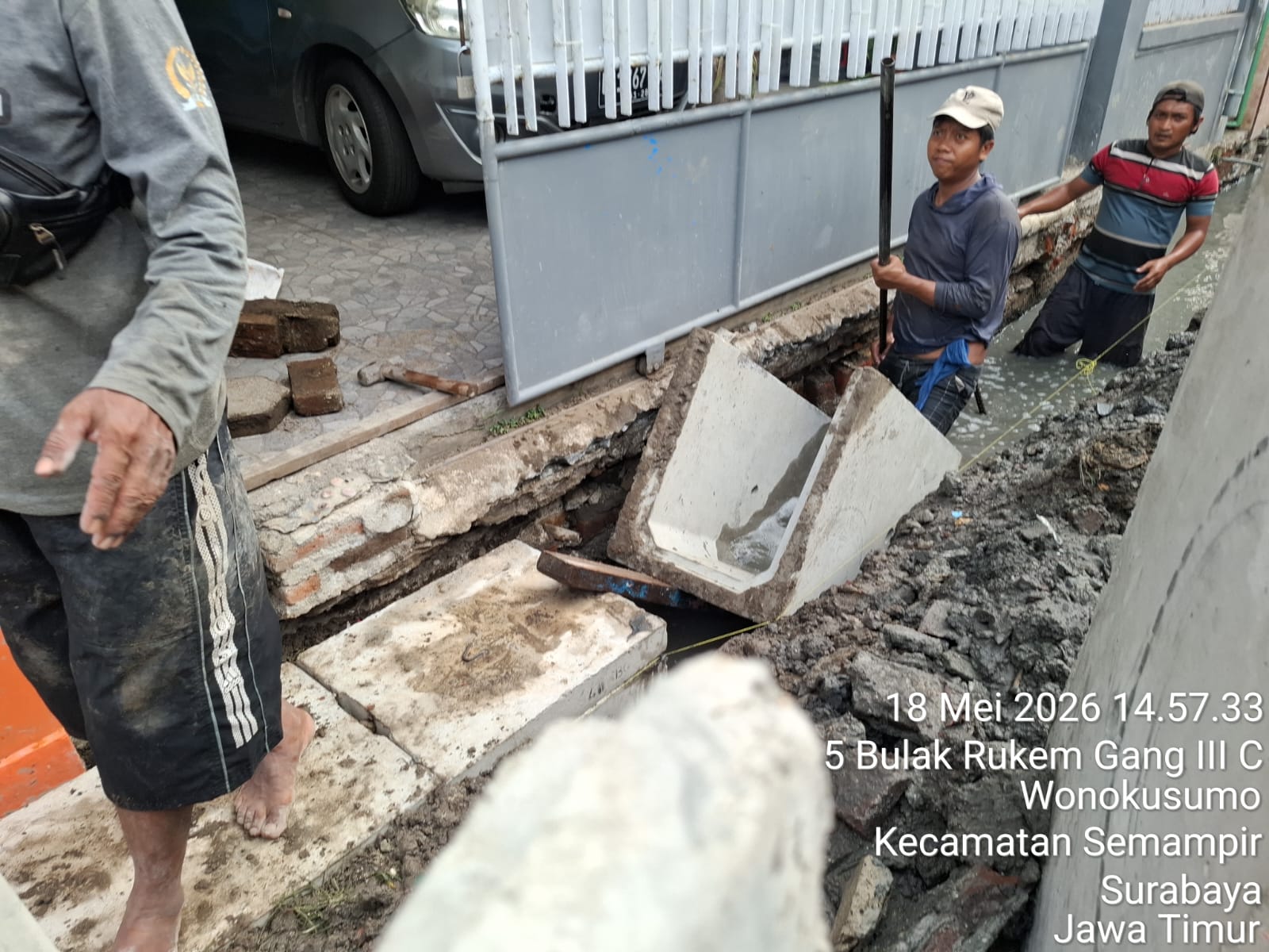 Keterangan Gambar : Pemasangan beton U-ditch dilakukan tanpa proses pengeringan air (dewatering) dan Pekerja Tanpa APD