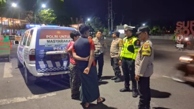 Potensi banjir rob, Polres Pelabuhan Tanjung Perak bergerak cepat. Petugas kepolisian dikerahkan untuk memberikan imbauan dan sosialisasi langsung kepada masyarakat pesisir