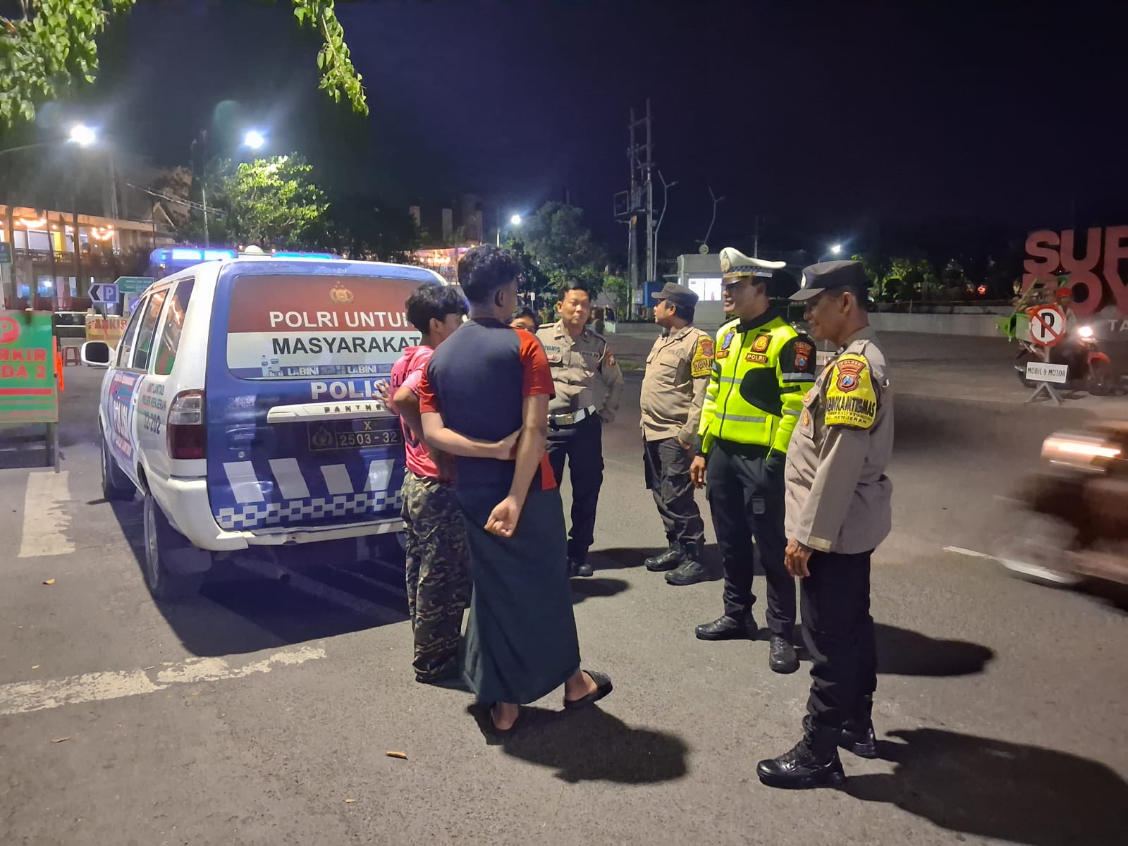 Potensi banjir rob, Polres Pelabuhan Tanjung Perak bergerak cepat. Petugas kepolisian dikerahkan untuk memberikan imbauan dan sosialisasi langsung kepada masyarakat pesisir