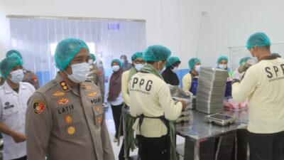 Kapolres Probolinggo,AKBP M. Wahyudin Latif bersama Ketua Bhayangkari Cabang Probolinggo saat melakukan pengecekan langsung pelaksanaan MBG