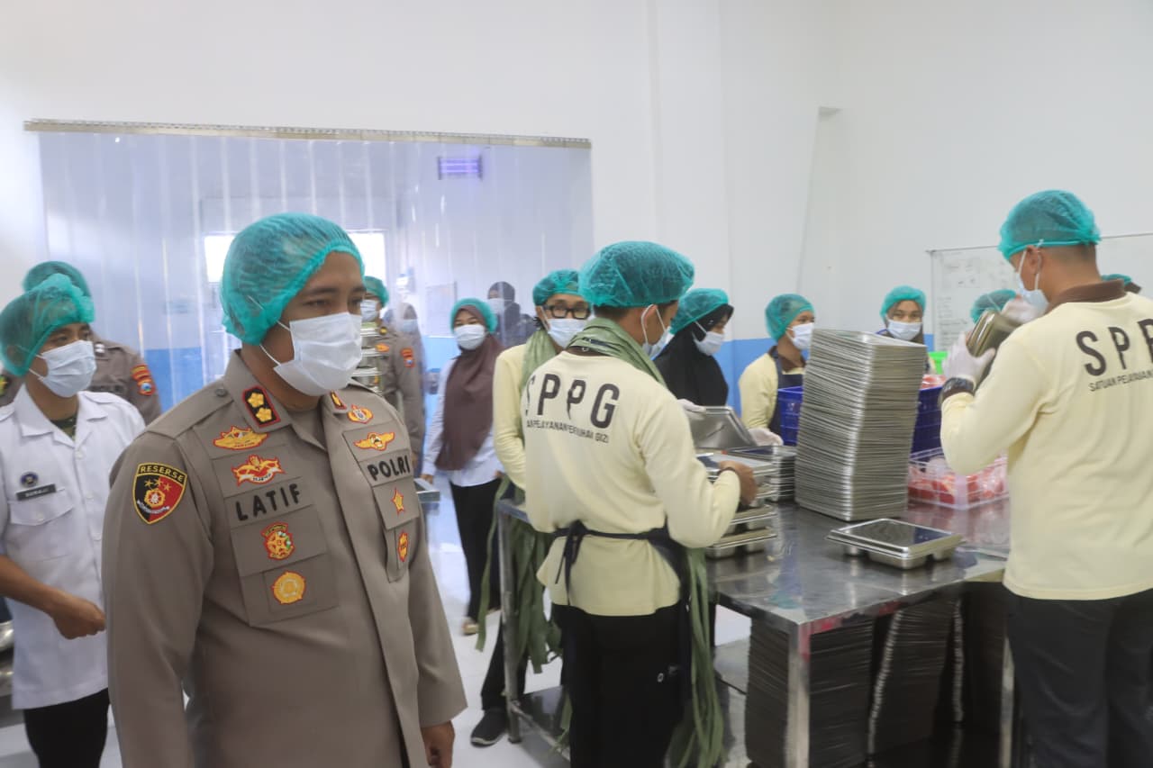 Kapolres Probolinggo,AKBP M. Wahyudin Latif bersama Ketua Bhayangkari Cabang Probolinggo saat melakukan pengecekan langsung pelaksanaan MBG