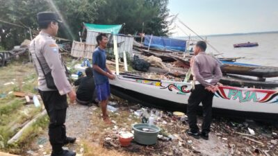 Personel Polsek Kenjeran jajaran Polres Pelabuhan Tanjung Perak memperketat pengawasan di kawasan pesisir mengantisipasi dampak cuaca ekstrem dan potensi fenomena banjir rob.