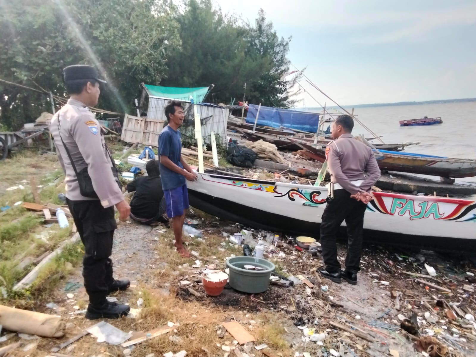 Personel Polsek Kenjeran jajaran Polres Pelabuhan Tanjung Perak memperketat pengawasan di kawasan pesisir mengantisipasi dampak cuaca ekstrem dan potensi fenomena banjir rob.