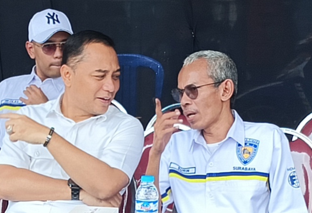 Walikota Surabay Eri Cahyadi bersama Ketua Ikatan Montor Surabaya (IMI) Kota Surabaya Samsurin