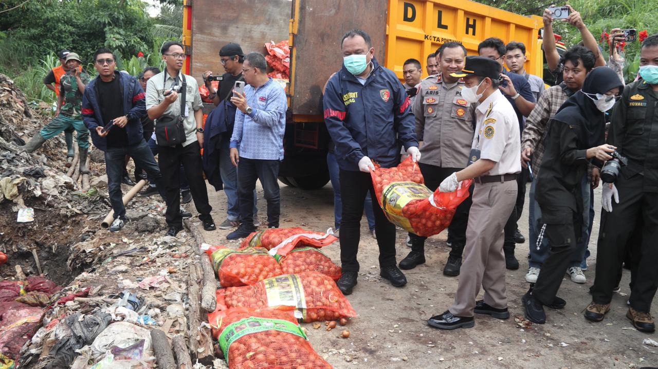 Pemusnahan dilakukan sebagai bentuk komitmen penegakan hukum terhadap praktik perdagangan ilegal yang merugikan negara dan membahayakan masyarakat.