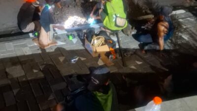 Kegiatan pengambilan scrap kabel tembaga milik PT Telkom Indonesia (Persero) Tbk, oleh PT PRM di Jalan Raya Jemursari Surabaya