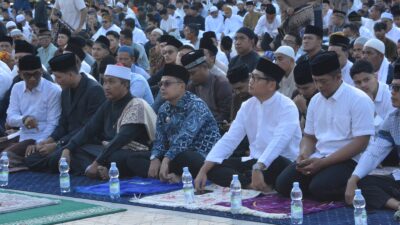 Walikota Langsa, Jeffry Sentana S. Putra, SE bersama Wakil Walikota Muhammad Haikal Alfisyahrin, ST melaksanakan Shalat Idul Adha