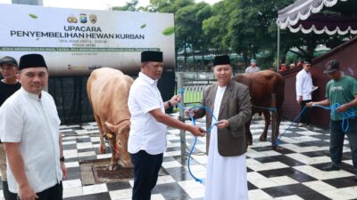 Kapolda Jawa Timur, Irjen Pol Nanang Avianto menyerahkan ratusan hewan kurban dalam rangka Hari Raya Iduladha 1447 H/2026