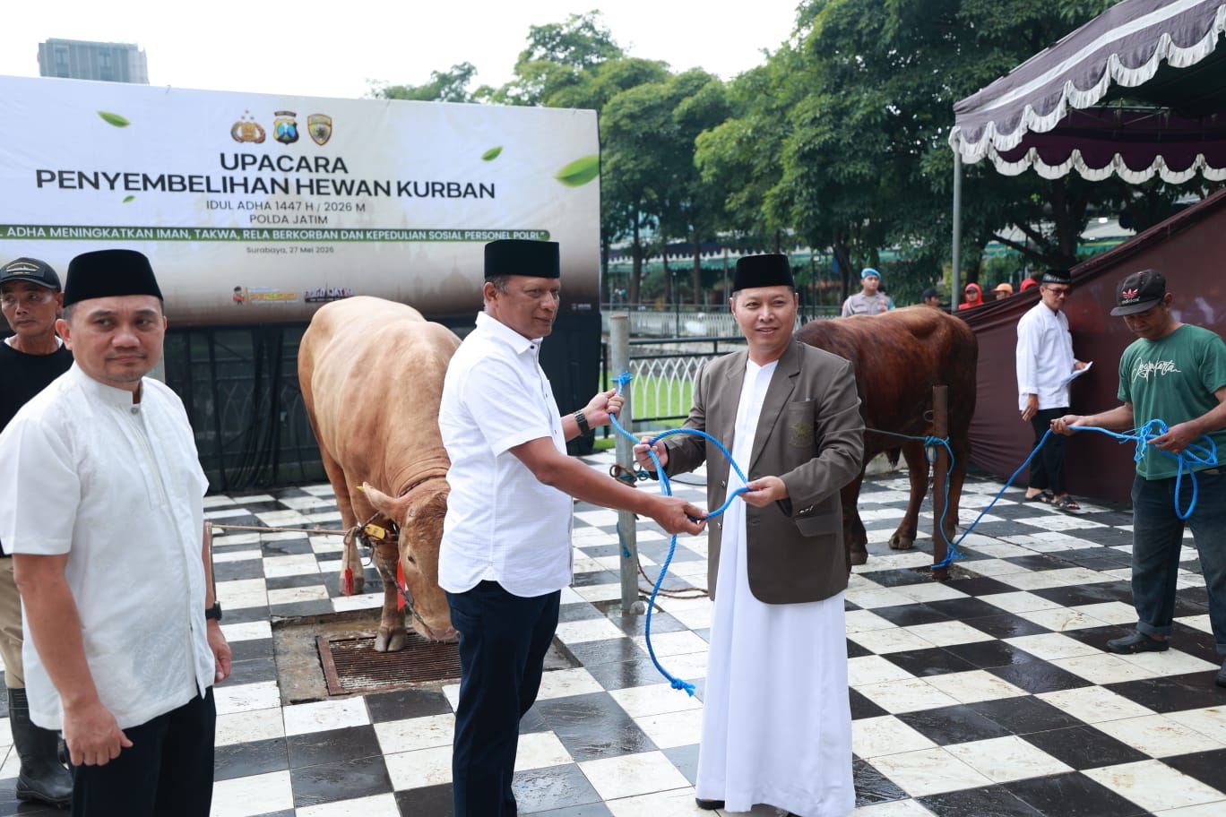 Kapolda Jawa Timur, Irjen Pol Nanang Avianto menyerahkan ratusan hewan kurban dalam rangka Hari Raya Iduladha 1447 H/2026