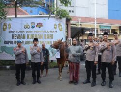 Polres Pelabuhan Tanjung Perak Salurkan Hewan Kurban di Hari Raya Iduladha 1447 H