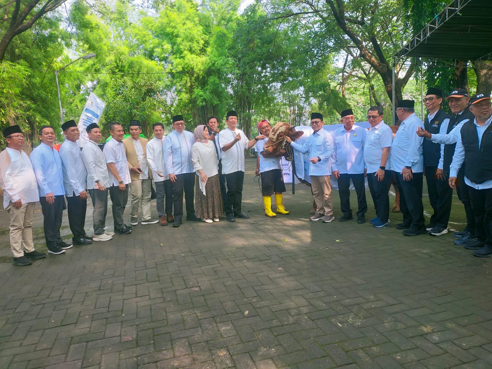 Program Kurban Berkah Berdayakan Desa yang digelar Holding BUMN Danareksa bersama Badan Amil Zakat Nasional (Baznas) menyalurkan hewan kurban untuk masyarakat kurang mampu dan warga desa di Kota Surabaya