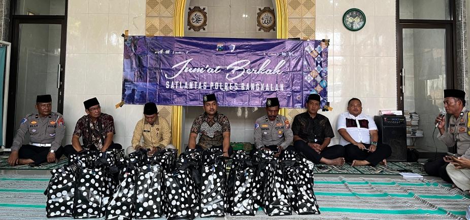 Satuan Lalu Lintas (Satlantas) Polres Bangkalan menggelar kegiatan Jum'at Berkah di Kelurahan Pejagan, Kecamatan Bangkalan, Kabupaten Bangkalan