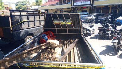 Dua orang pelaku datang menggunakan mobil pikap untuk mengambil potongan rel yang sebelumnya disembunyikan.