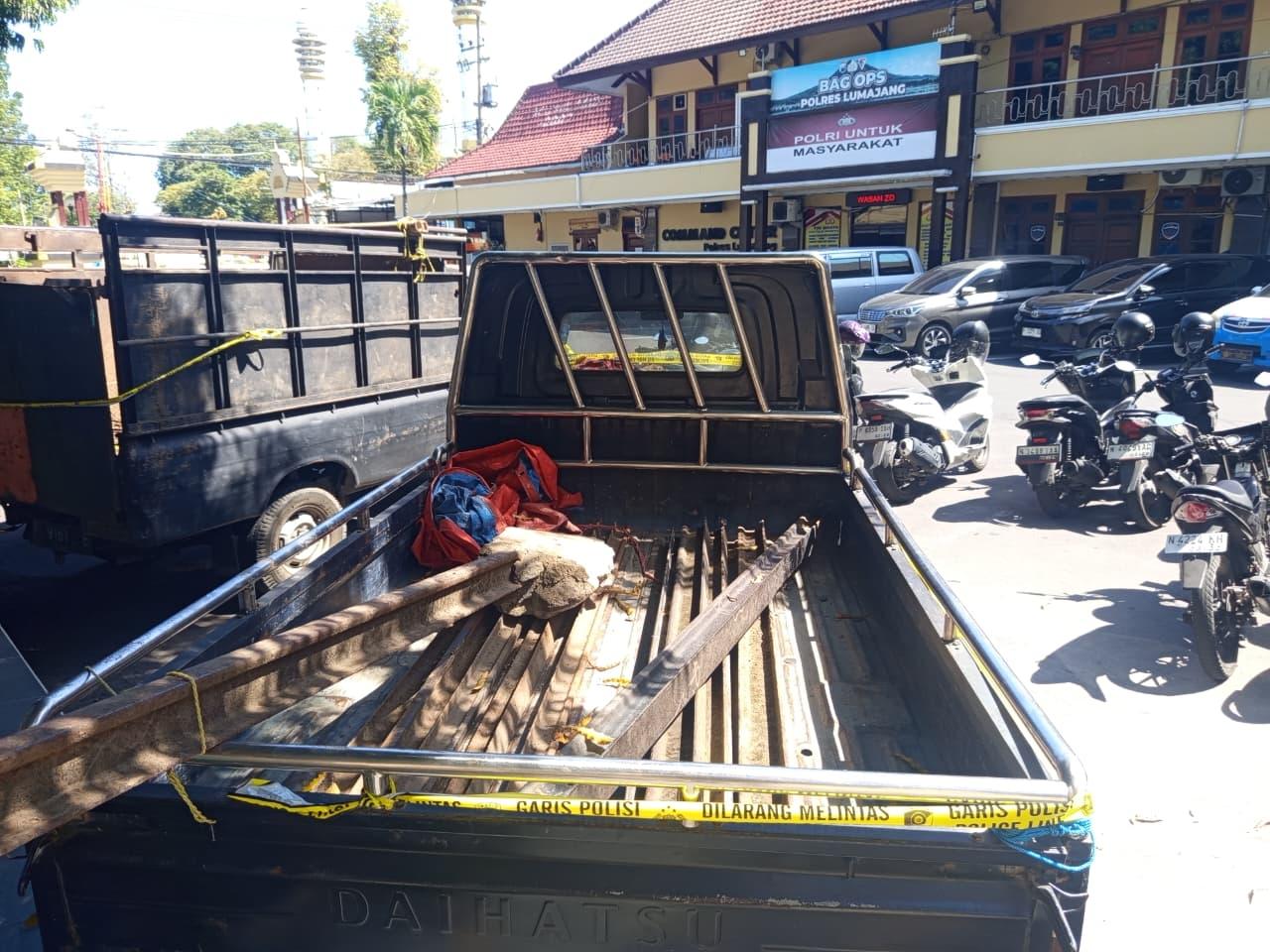 Dua orang pelaku datang menggunakan mobil pikap untuk mengambil potongan rel yang sebelumnya disembunyikan.