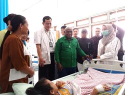 Menteri HAM Kunjungi Pasien Keracunan MBG di Surabaya, Pastikan Penanganan Korban Berjalan Baik