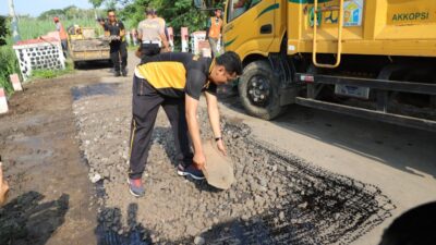 Polres Magetan Polda Jatim bersama dinas terkait di Kabupaten Magetan melaksanakan kerja bakti revitalisasi Jembatan Mangge, Kelurahan Mangge, Kecamatan Barat