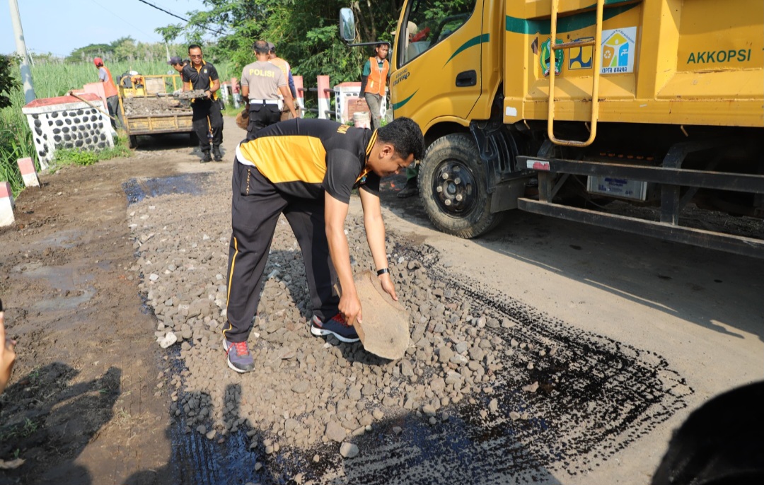 Polres Magetan Polda Jatim bersama dinas terkait di Kabupaten Magetan melaksanakan kerja bakti revitalisasi Jembatan Mangge, Kelurahan Mangge, Kecamatan Barat