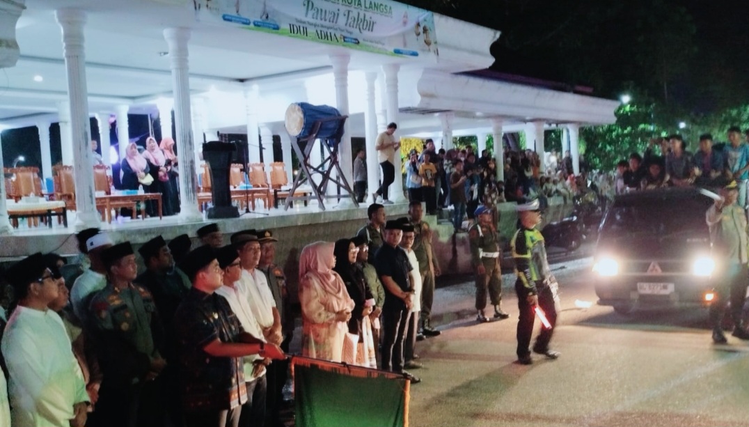 Pawai takbir secara resmi dilepas oleh Walikota Langsa, Jeffry Sentana S Putra didampingi Wakil Walikota Langsa Muhammad Haikal Alfisyahrin bersama unsur Forkopimda di Tribun Lapangan Merdeka Kota Langsa.