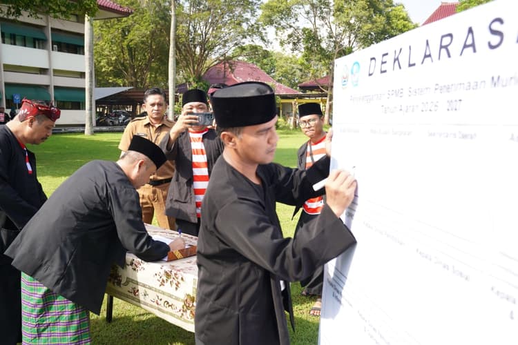Bupati Bangkalan menandatangani Pakta Integritas di sela-sela Upacara Hardiknas