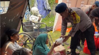 Satbrimob Polda Metro Jaya mengerahkan dua unit kendaraan dapur lapangan (Randurlap) untuk membantu warga terdampak kebakaran di kawasan Pasar Jiung