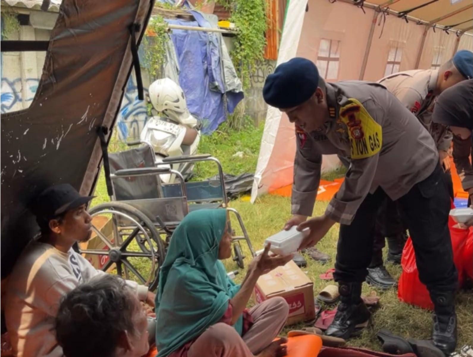 Satbrimob Polda Metro Jaya mengerahkan dua unit kendaraan dapur lapangan (Randurlap) untuk membantu warga terdampak kebakaran di kawasan Pasar Jiung