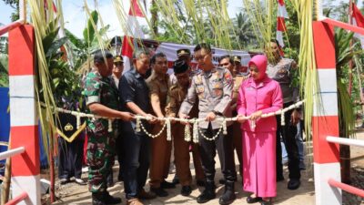 Kapolres Trenggalek AKBP Ridwan Maliki didampingi Ketua Cabang Bhayangkari Trenggalek Ny. Titik Ridwan
