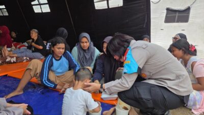 Polwan Jaga Jakarta bersama jajaran Polres Metro Jakarta Pusat menyalurkan bantuan sosial kepada warga terdampak kebakaran di kawasan Pasar Jiung