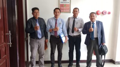 Penasihat Hukum Penggugat yang hadir dalam Persidangan hari ini diantaranya : _Markacung, SH. MH. _Ahmad Toha, SH., MH. _Mashudi SH., MH. _Nur yatim SH., MH. _Zainul Ma, arif SH., SE. .