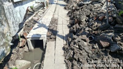 Foto: Proyek pembangunan saluran beton box culvert ukuran 30/40 dan U-Ditch 40/60 di Jalan Kebangsren Gang 5, Surabaya. Pemasangan struktur beton diduga dilakukan tanpa lantai kerja rabbat beton dalam kondisi dasar galian tergenang air, sementara kemiringan saluran dan kualitas urugan dipertanyakan.