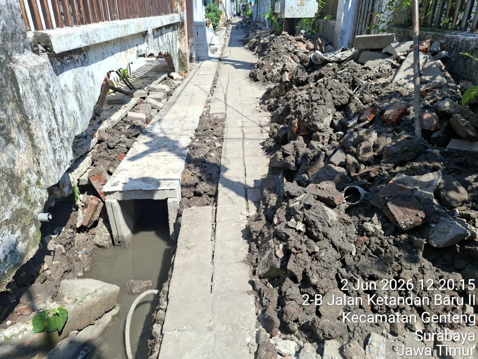 Foto: Proyek pembangunan saluran beton box culvert ukuran 30/40 dan U-Ditch 40/60 di Jalan Kebangsren Gang 5, Surabaya. Pemasangan struktur beton diduga dilakukan tanpa lantai kerja rabbat beton dalam kondisi dasar galian tergenang air, sementara kemiringan saluran dan kualitas urugan dipertanyakan.