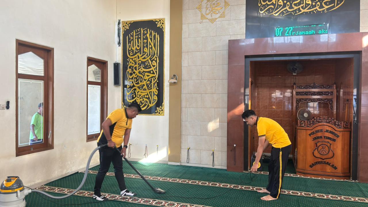 Hari Bhayangkara ke-80 Tahun 2026, Polres Jember menggelar kegiatan bakti religi dengan melakukan aksi bersih-bersih di sejumlah tempat ibadah